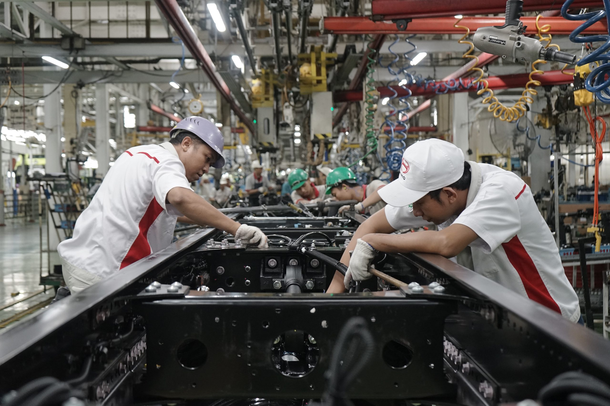 perakitan chassis truk hino